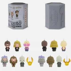 HALLMARK HARRY POTTER ™ SERIES MYSTERY ORNAMENT( ONE ORNAMENT )